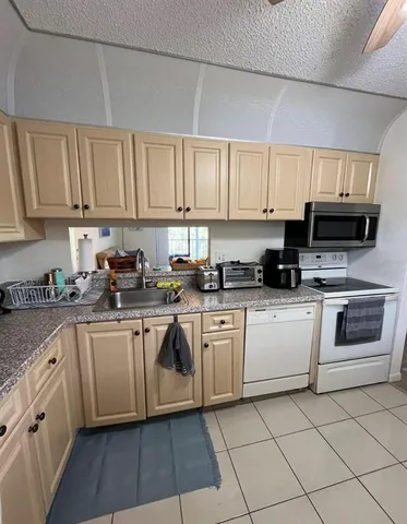 $1,900 | 5130 Las Verdes Circle, Unit 305, Delray Beach, FL 33484