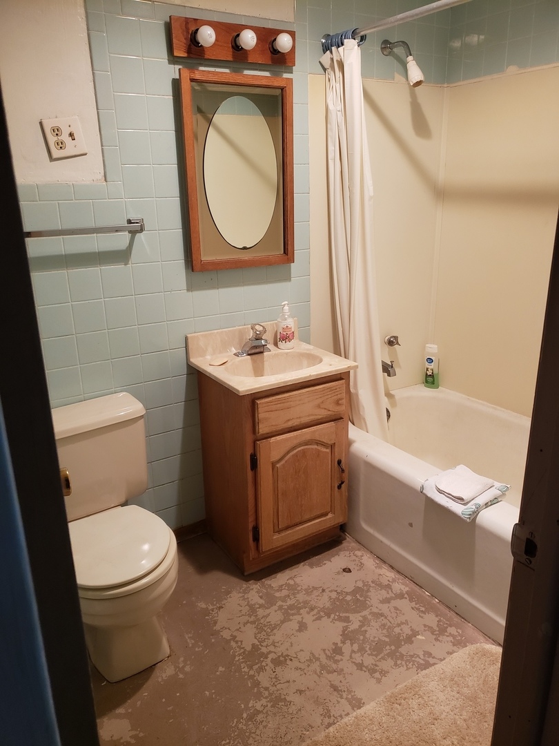 7120 A Tryon Grove Road Richmond, IL 60071 - Photo 18 of 23 a bathroom with a sink a toilet and bathtub