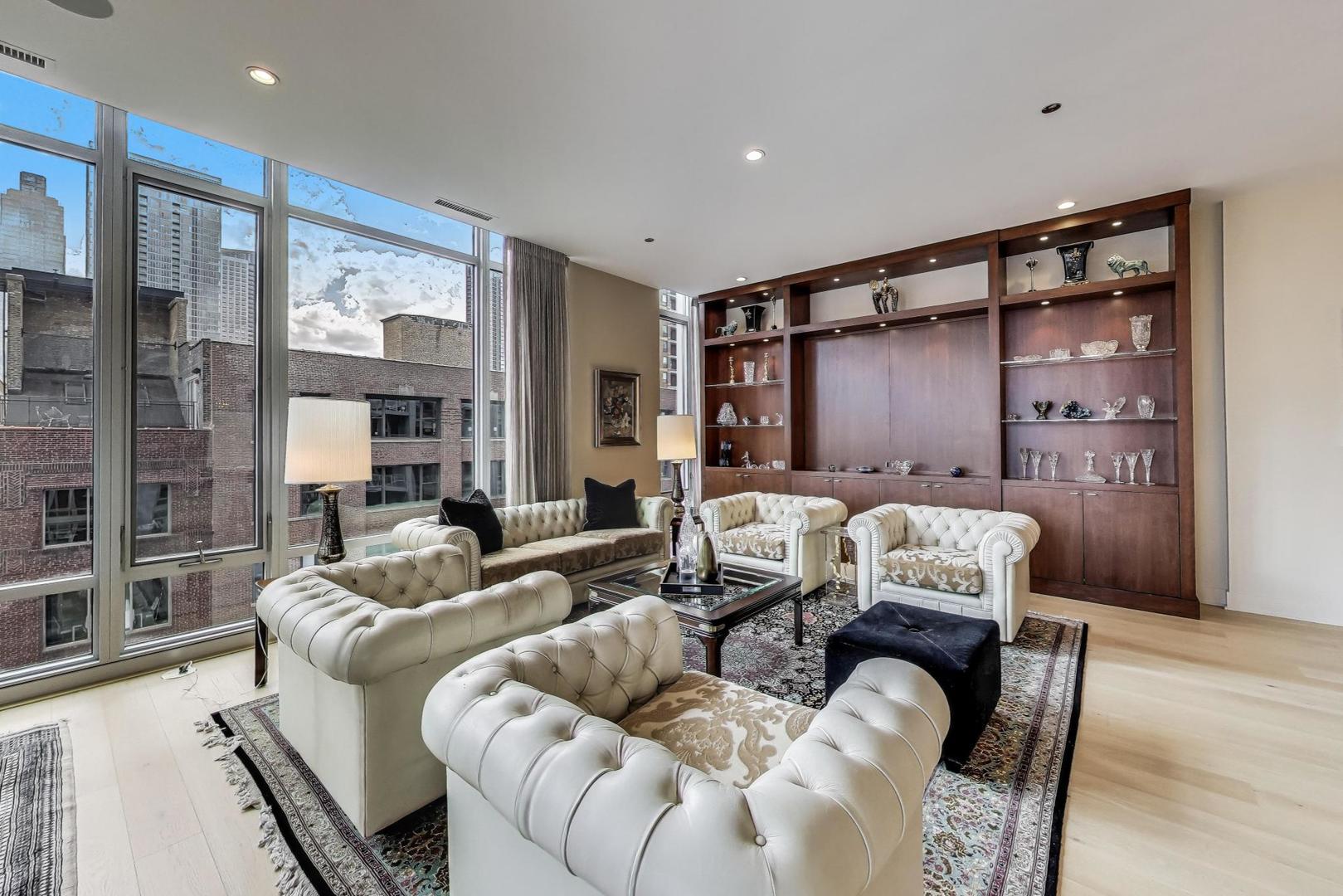360 West Erie Street, Unit 7D Chicago, IL 60654 - Photo 11 of 39 a living room with furniture
