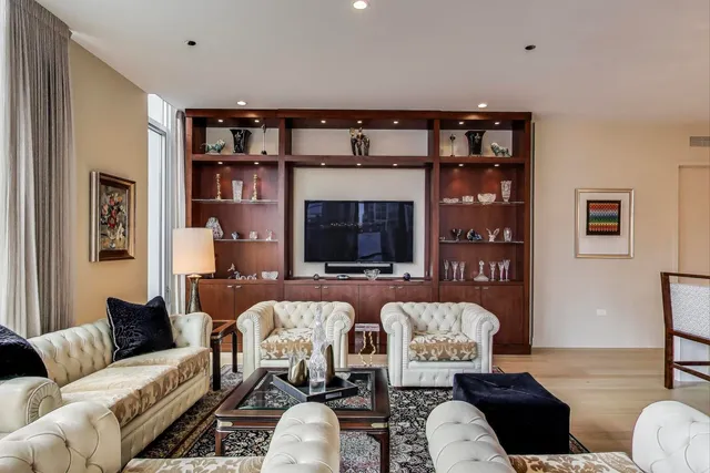 $1,550,000 | 360 West Erie Street, Unit 7D, Chicago, IL 60654