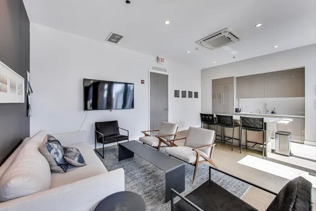 $1,550,000 | 360 West Erie Street, Unit 7D, Chicago, IL 60654