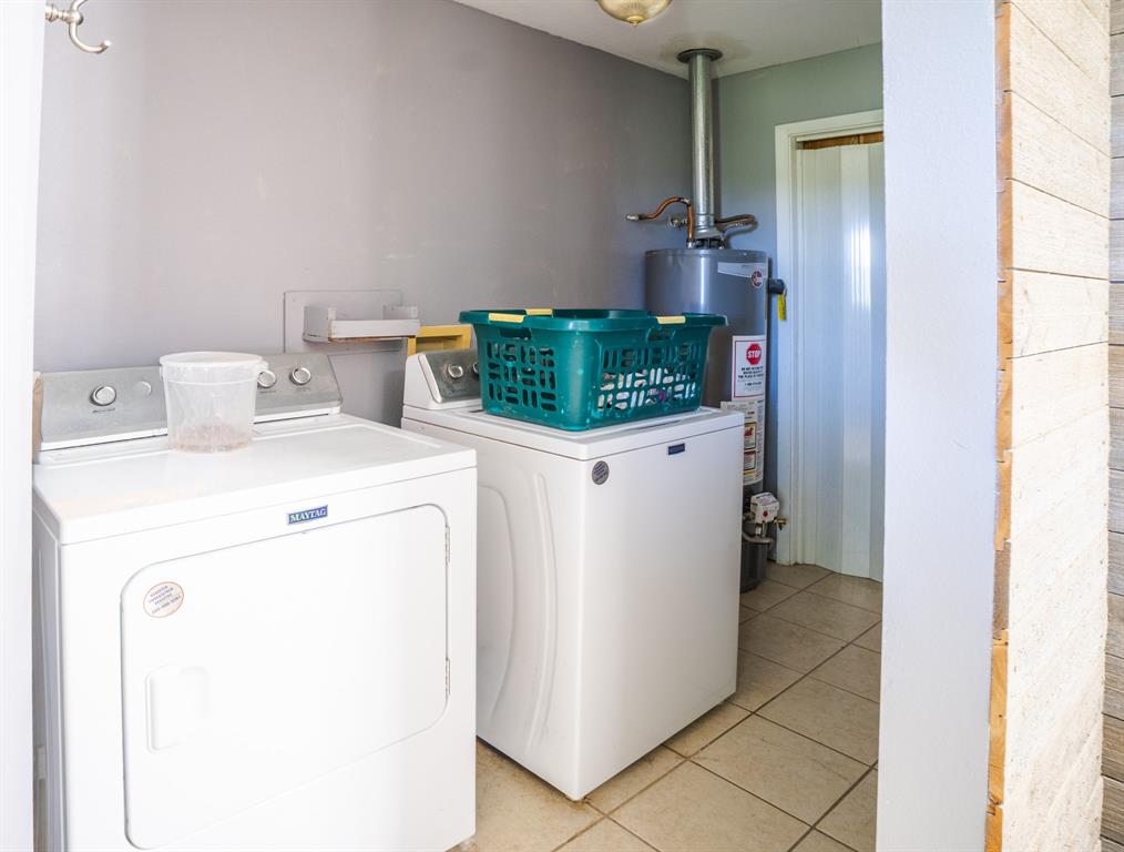 682 Lcr 450 Groesbeck, TX 76642 - Photo 20 of 38 a utility room with dryer and washer