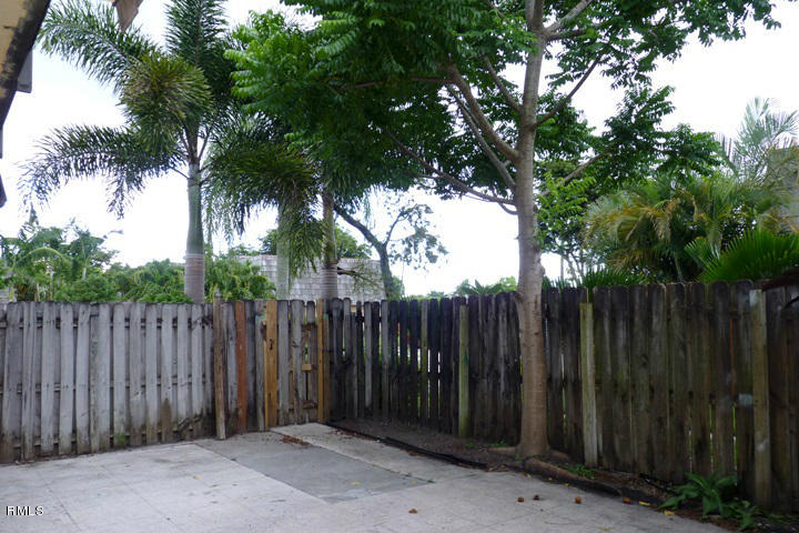 804 Springdale Circle Palm Springs, FL 33461 - Photo 4 of 21 FRONT COURTYARD