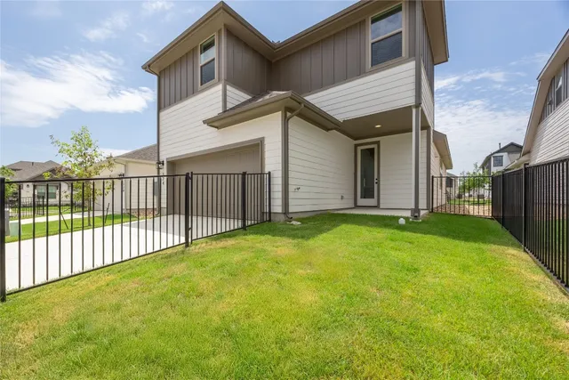 a view of a house with backyard and porch