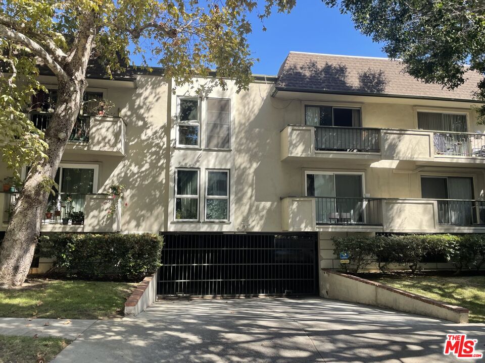 3640 Cardiff Avenue, Unit 108 Los Angeles, CA 90034 - Photo 13 of 14 a front view of a house with a yard