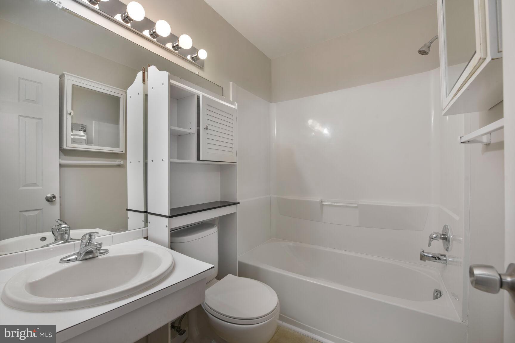 1526 Scandia Circle Reston, VA 20190 - Photo 16 of 22 a bathroom with a sink toilet and shower