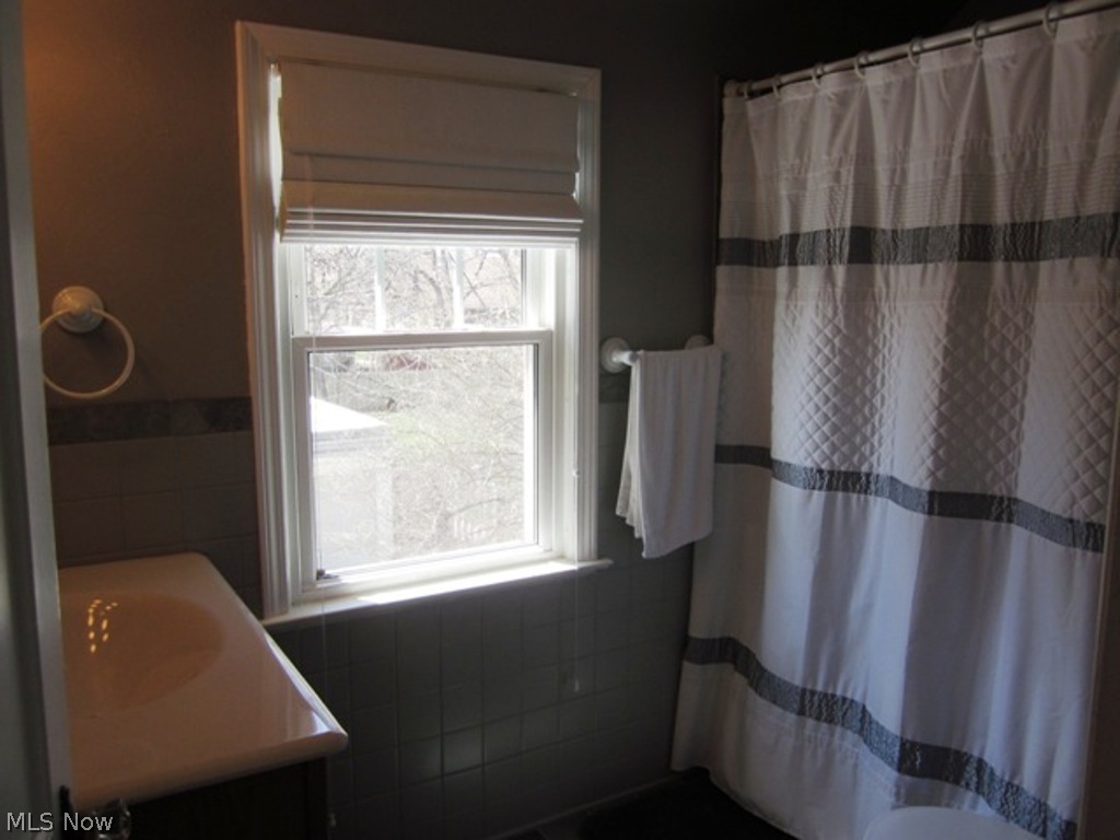 2390 Queenston Road Cleveland, OH 44118 - Photo 14 of 17 Updated Bathrooms
