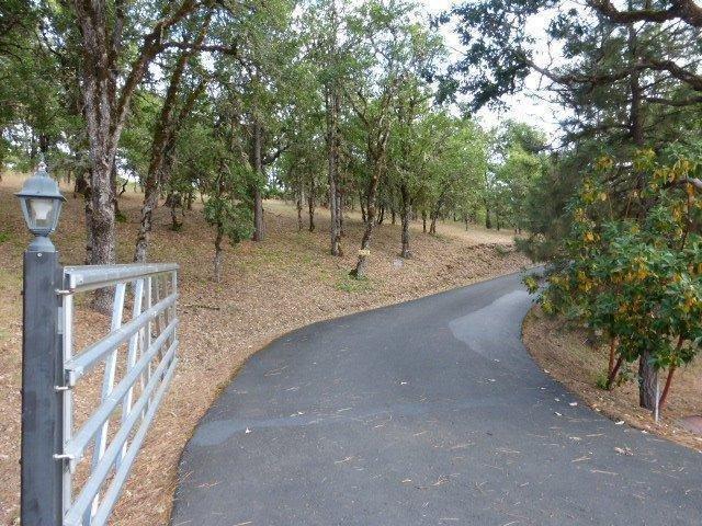 9535 Blackwell Road Central Point, OR 97502 - Photo 24 of 26 Gated and paved entrance to the property