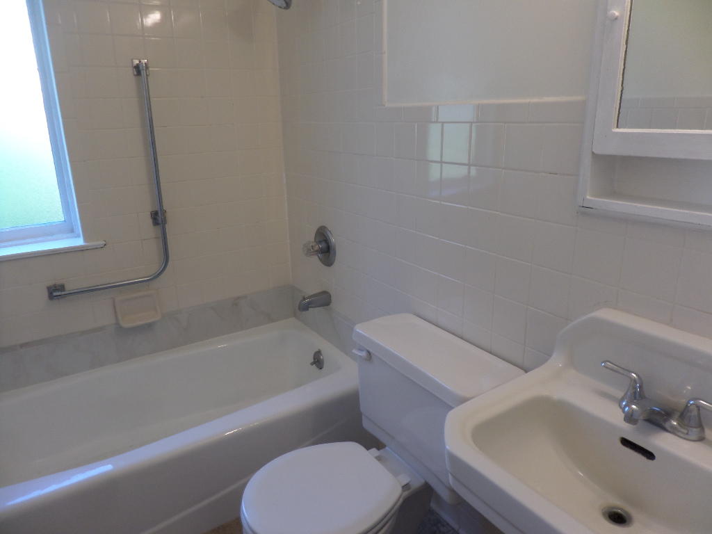 105 Moylan Lane Oak Ridge, TN 37830 - Photo 10 of 19 Bathrooom