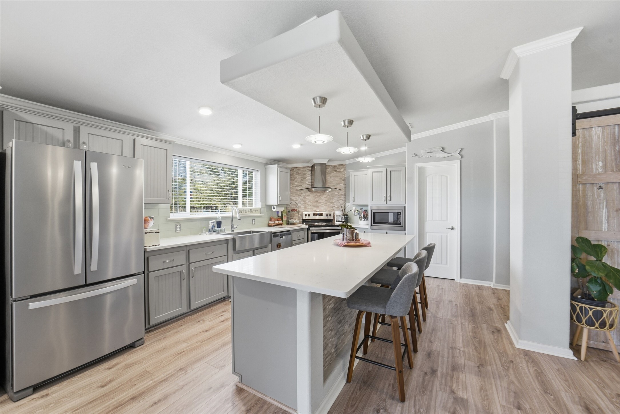 4007 Nancy Lane, Unit C546B Rosharon, TX 77583 - Photo 16 of 50 Whether you’re preparing meals for the family, hosting holiday dinners, or setting up a buffet for game day, this kitchen is ready for it all.