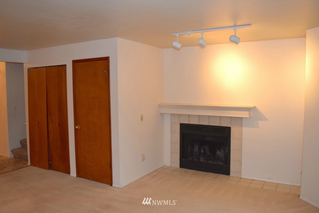 18910 Bothell Everett Highway, Unit H4 Bothell, WA 98012 - Photo 5 of 12 Gallery Image 5