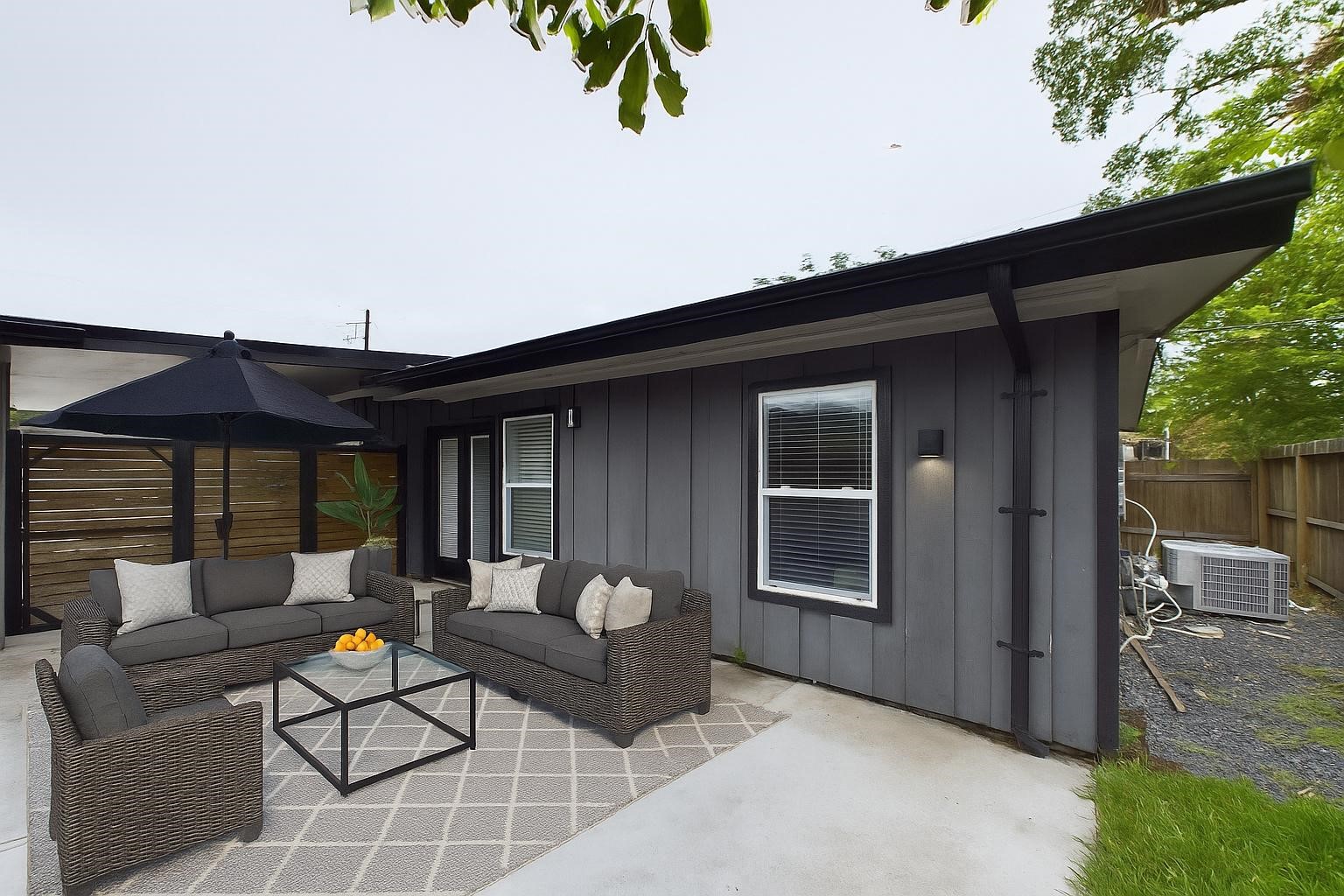 7609 Amelia Road Houston, TX 77055 - Photo 2 of 29 Inspirational photo of your private backyard patio