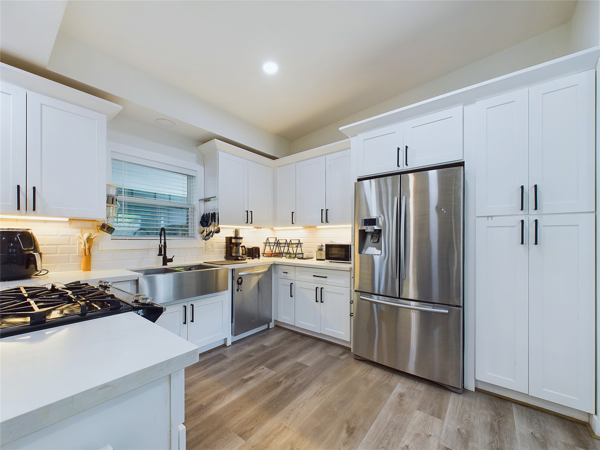 7609 Amelia Road Houston, TX 77055 - Photo 3 of 29 Updated kitchen with stainless steel appliances