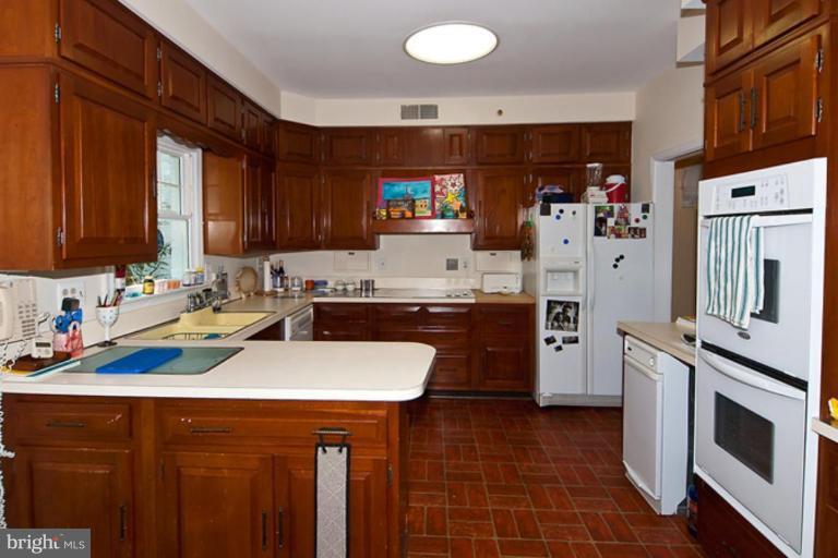 12002 River Road Potomac, MD 20854 - Photo 13 of 30 Kitchen