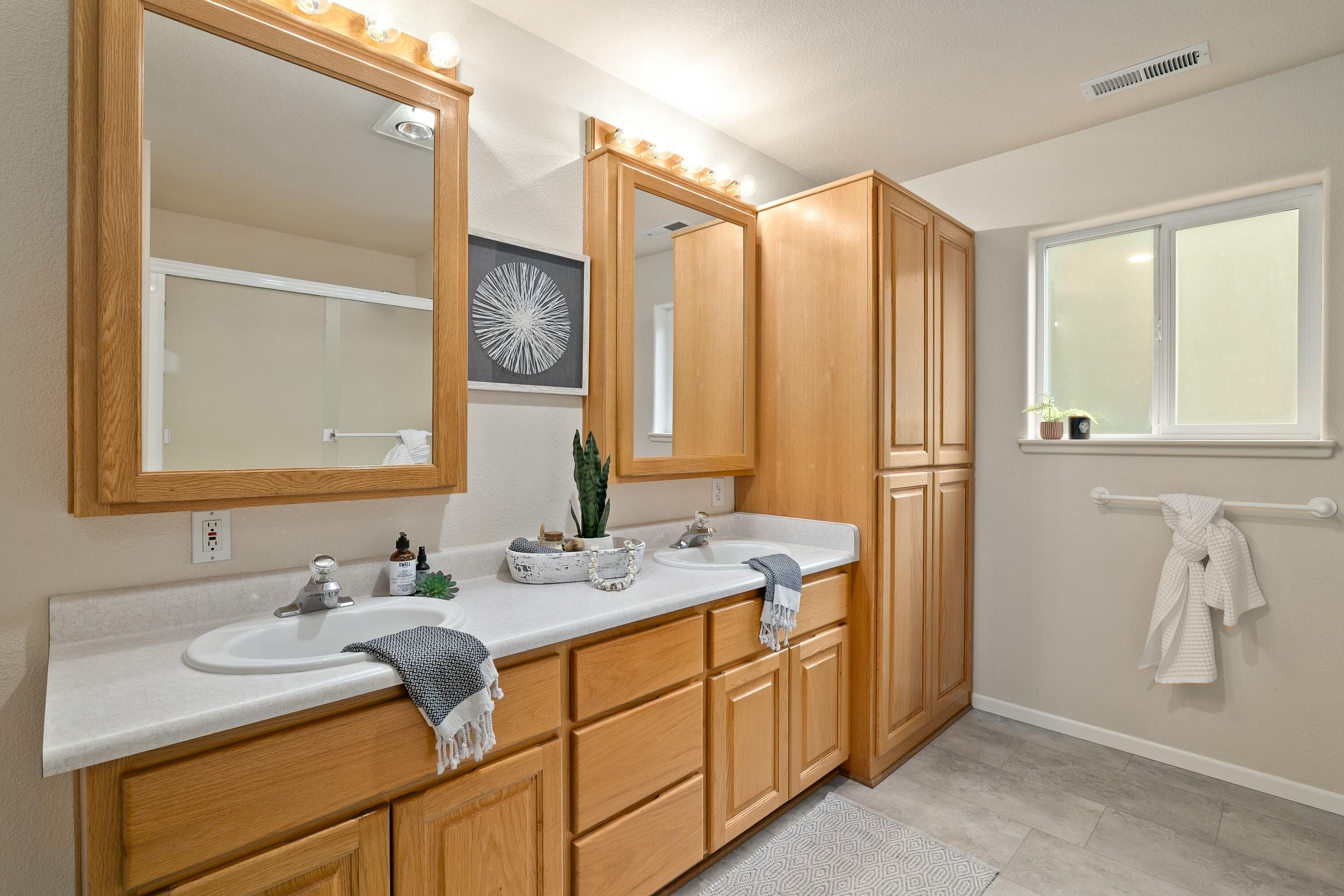 11460 Lower River Road Grants Pass, OR 97526 - Photo 22 of 49 Primary En-Suite