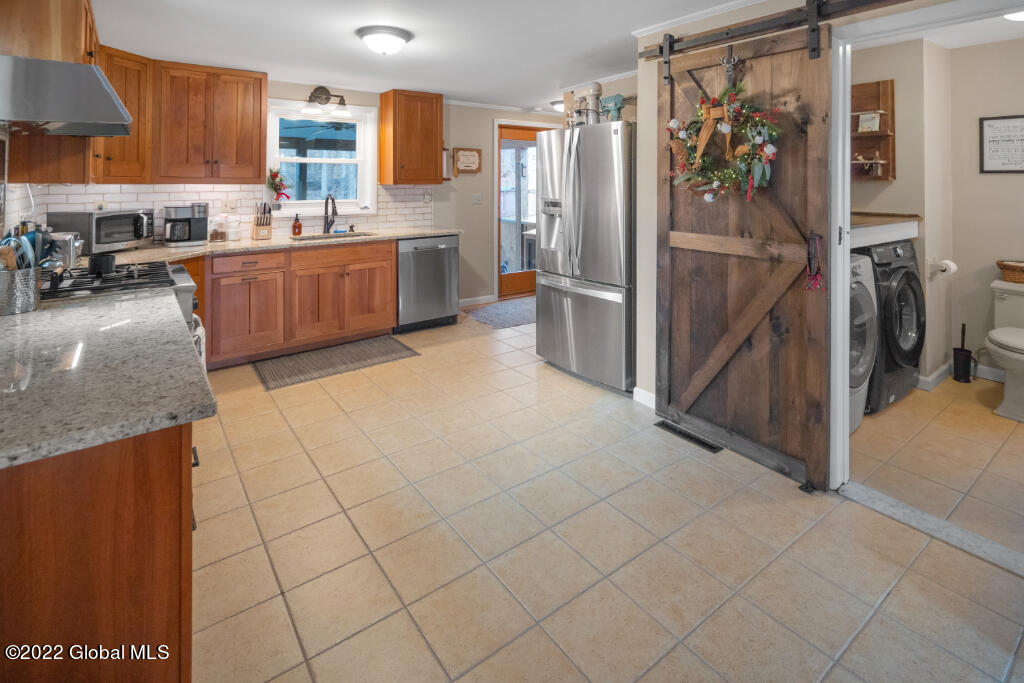 103 Beach Road Halfmoon, NY 12065 - Photo 5 of 25 Interior 07