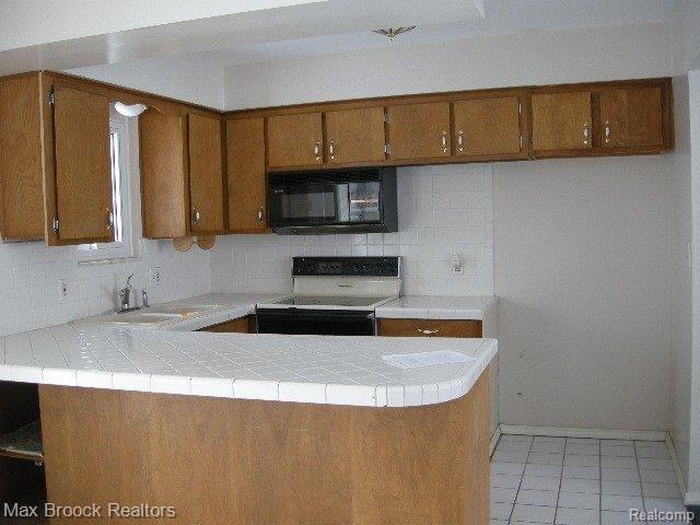 5080 Oakhill Road Clarkston, MI 48348 - Photo 2 of 2 kitchen