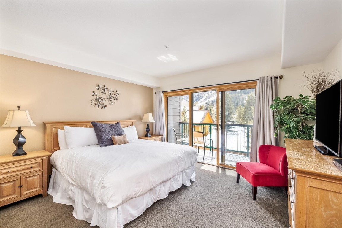 23110 Highway 6, Unit 5015 Keystone, CO 80435 - Photo 13 of 32 a spacious bedroom with a bed and a couch