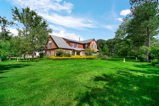 a view of an house with backyard and garden