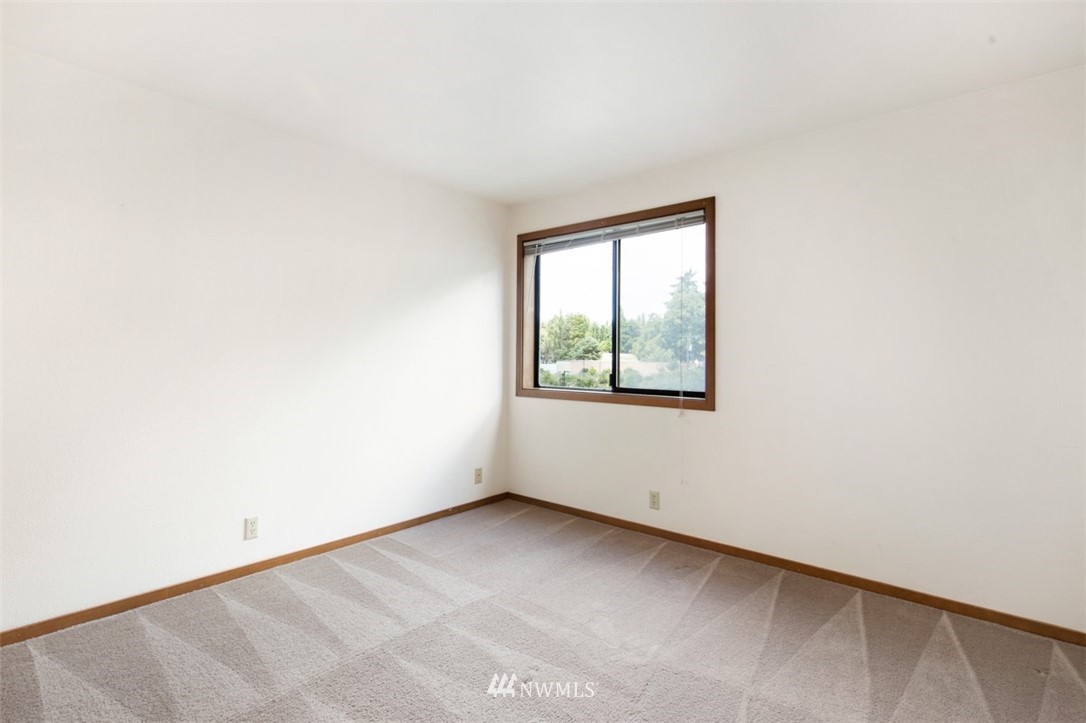 1300 North 107th Street Seattle, WA 98133 - Photo 18 of 20 an empty room with windows