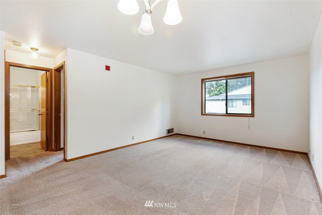 1300 North 107th Street Seattle, WA 98133 - Photo 10 of 20 an empty room with windows & cabinet