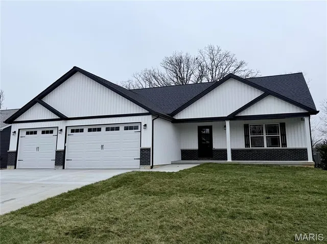 $438,900 | 530 Hickory Knoll Drive, Troy, MO 63379