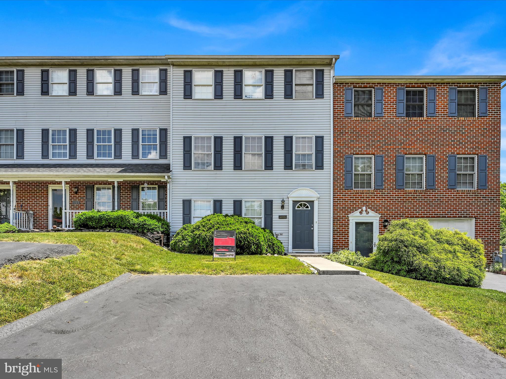 278 Point Circle York, PA 17406 - Photo 2 of 27 Front & Driveway