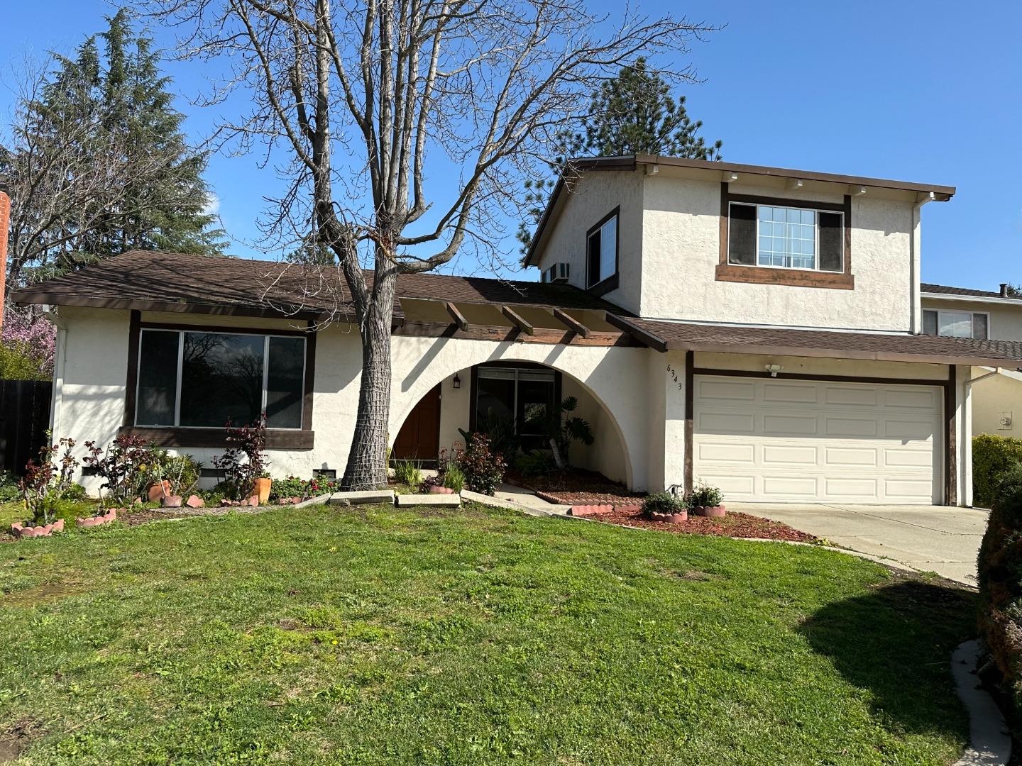 a view of a house with backyard