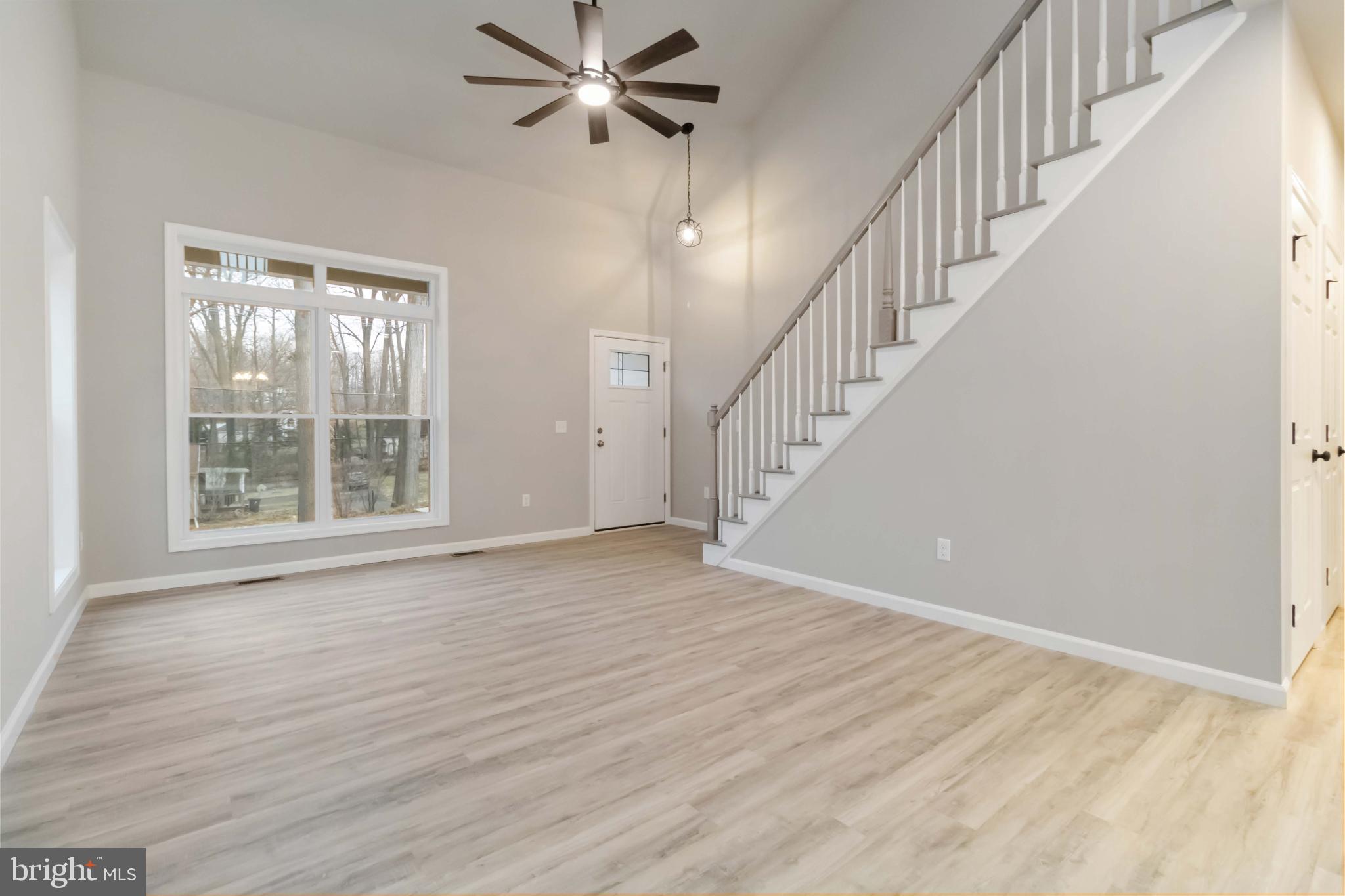 1735 Quarry Road Lebanon, PA 17046 - Photo 10 of 35 Spacious entryway with natural light.