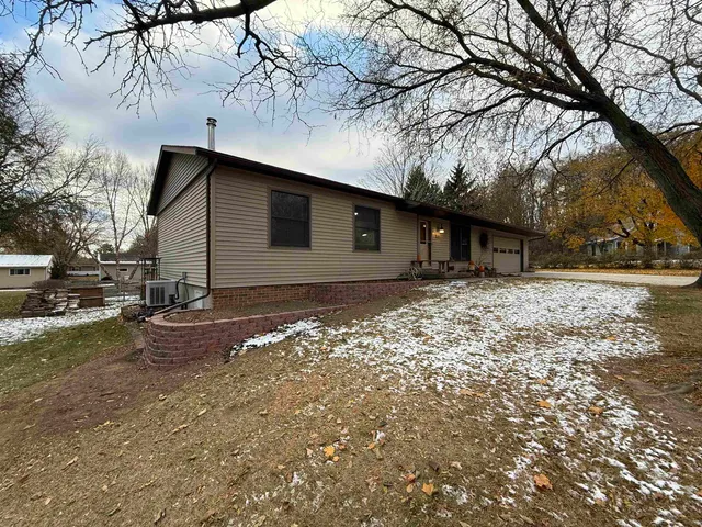 $329,900 | 1018 10th Court, Reedsburg, WI 53959