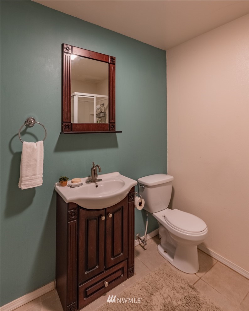 5946 Longdin Road Ferndale, WA 98248 - Photo 22 of 40 a bathroom with a toilet a sink and mirror