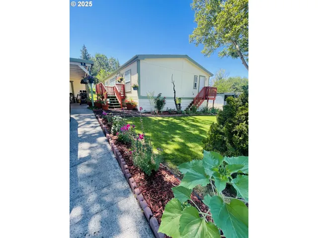 a view of house with a outdoor space