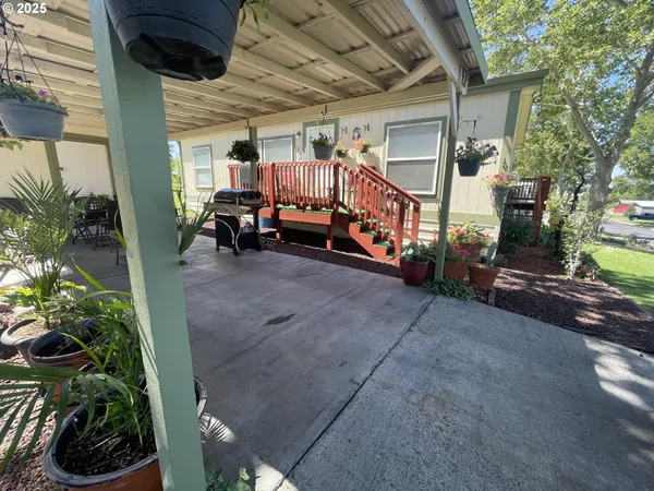 a view of a garage