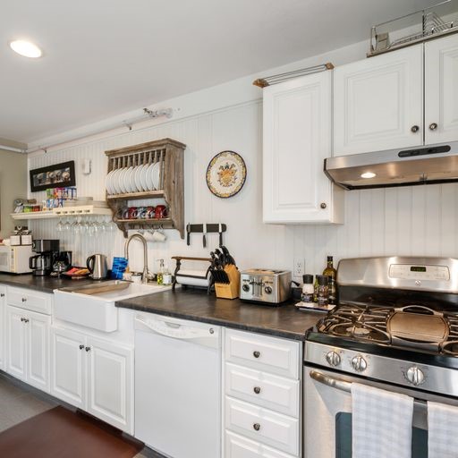 205 Spring Street Newport, RI 02840 - Photo 16 of 49