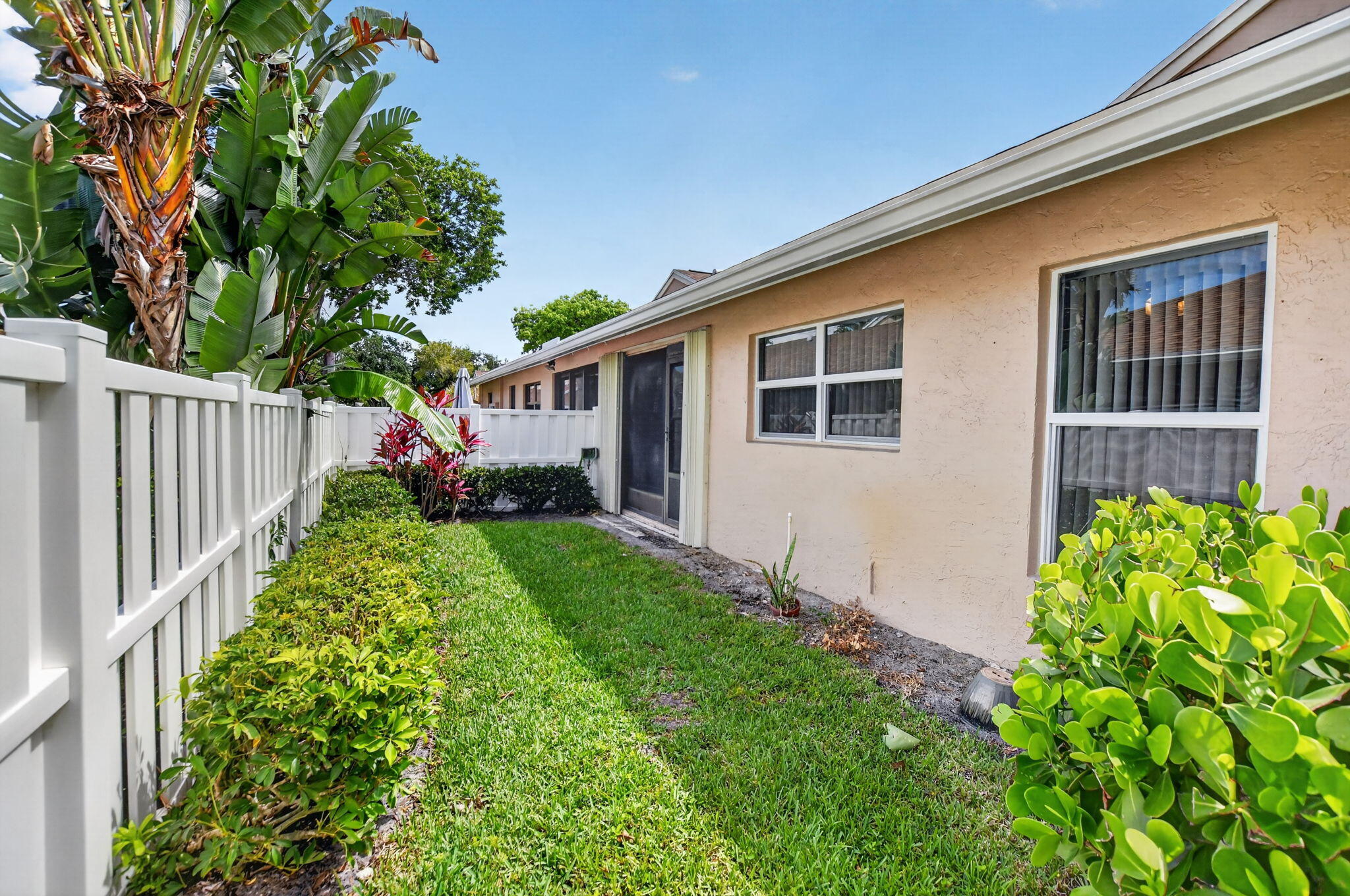8159 Summerbreeze Lane Boca Raton, FL 33496 - Photo 29 of 79 Side of Villa