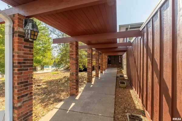 $375,000 | 2611 West Striegel Road, Carbondale, IL 62901