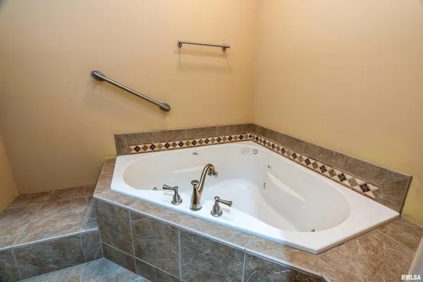 $375,000 | 2611 West Striegel Road, Carbondale, IL 62901