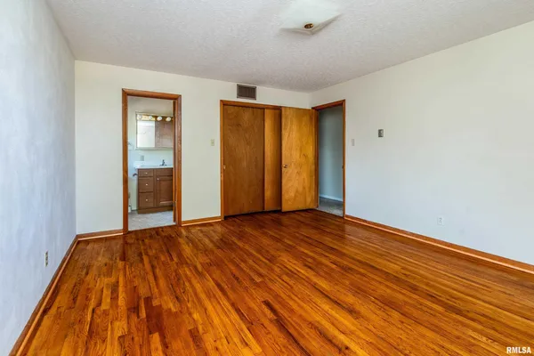 $375,000 | 2611 West Striegel Road, Carbondale, IL 62901