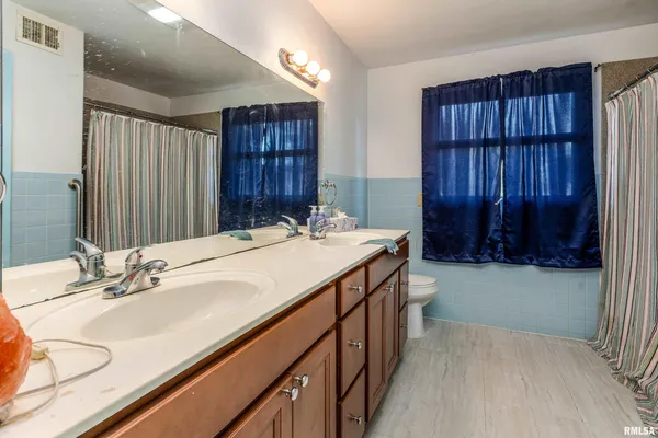 $375,000 | 2611 West Striegel Road, Carbondale, IL 62901