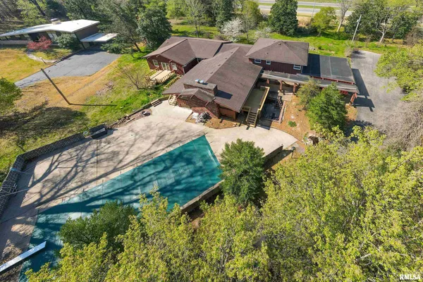 $375,000 | 2611 West Striegel Road, Carbondale, IL 62901