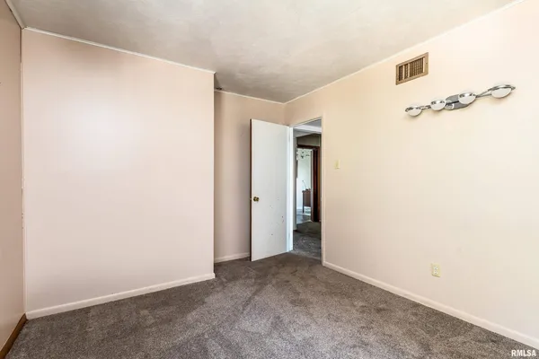 $375,000 | 2611 West Striegel Road, Carbondale, IL 62901