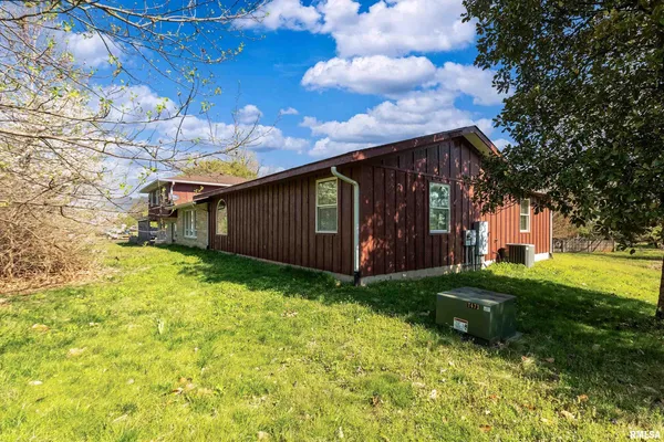 $375,000 | 2611 West Striegel Road, Carbondale, IL 62901
