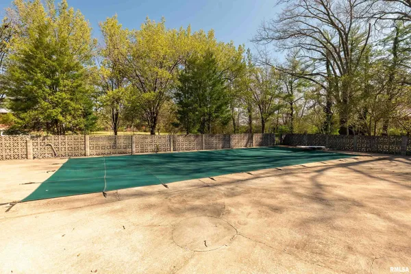 $375,000 | 2611 West Striegel Road, Carbondale, IL 62901