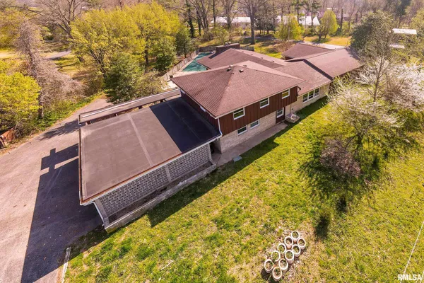 $375,000 | 2611 West Striegel Road, Carbondale, IL 62901