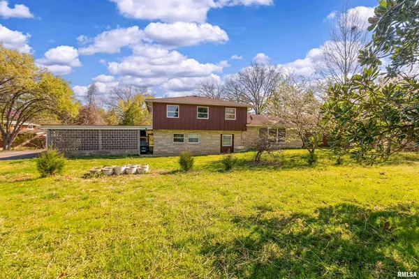 $375,000 | 2611 West Striegel Road, Carbondale, IL 62901