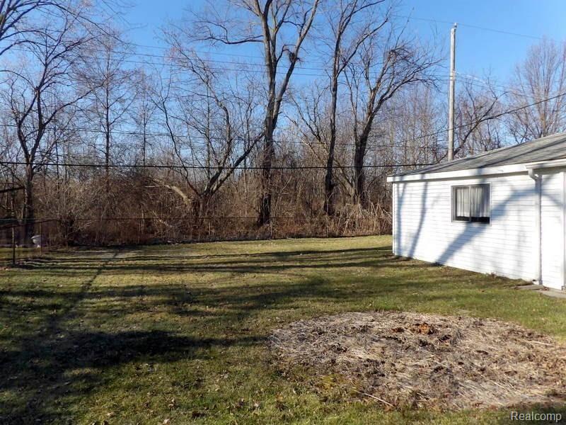 Fenced yard ~ plenty of room for the kids to play and dogs to run!
