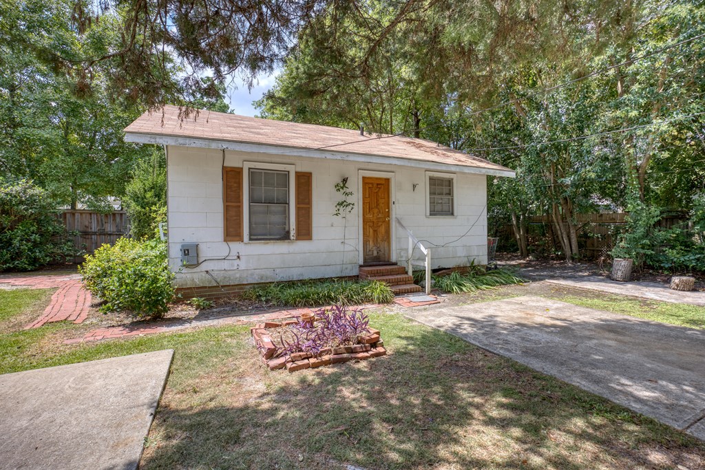 1641 16th Avenue Columbus, GA 31901 - Photo 6 of 76 a front view of a house with garden