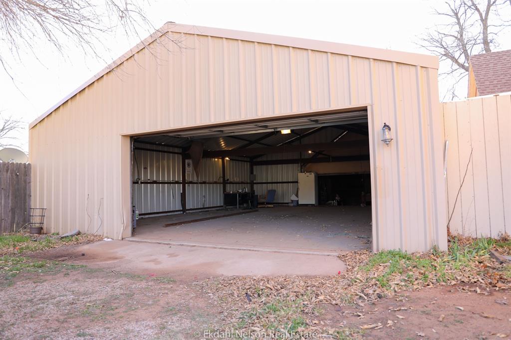411 North McKinley Avenue Rotan, TX 79546 - Photo 4 of 25 a backyard of a house