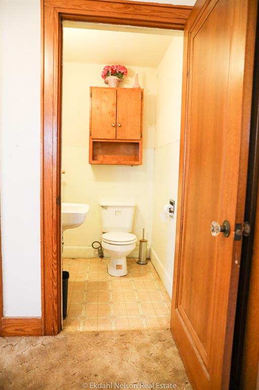 411 North McKinley Avenue Rotan, TX 79546 - Photo 7 of 25 a bathroom with a sink and a mirror