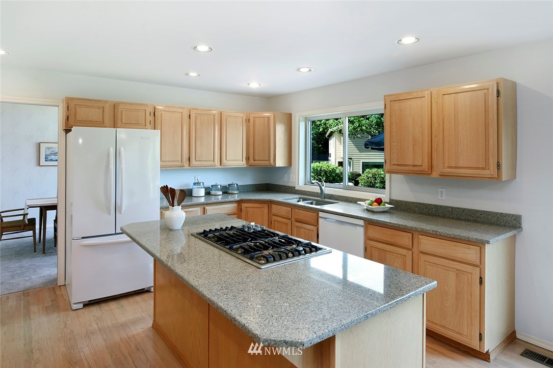 2911 Russet Road Brier, WA 98036 - Photo 9 of 25 Gallery Image 9